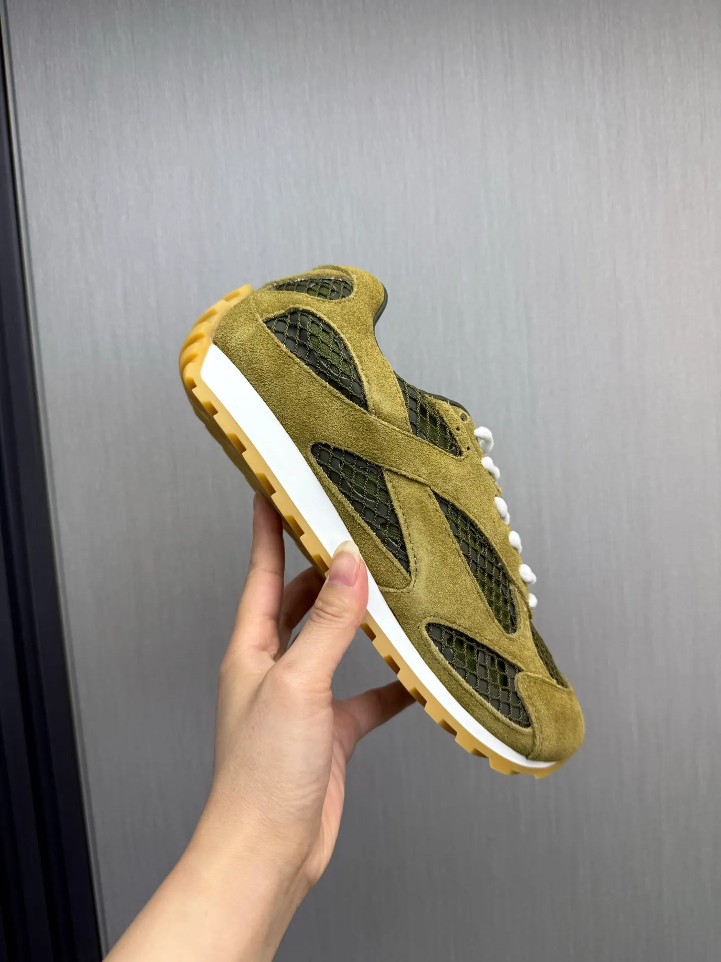 Men's men's shoes 💰660💰Pili BV top version 𝘽𝙊𝙏𝙏𝙀𝙂𝘼 𝙑𝙀𝙉𝙀𝙏𝘼 Orbit sneakers Wang Yibo same style couple style dad shoes 🩷💚 Runner sneakers, made of lightweight technical mesh fabric. Features a geometric patterned rubber outsole. Pay attention to the package craftsmanship ❕ High version shipping ❗️ Very nice, durable to play with and durable to make ✔️ Standard version 💯💯 The outsole is made of color-blocked TPU outsole. Women’s model 35-41 (40 41 customized) Men’s model 39-46 (45.46 customized) Equipped with original packaging